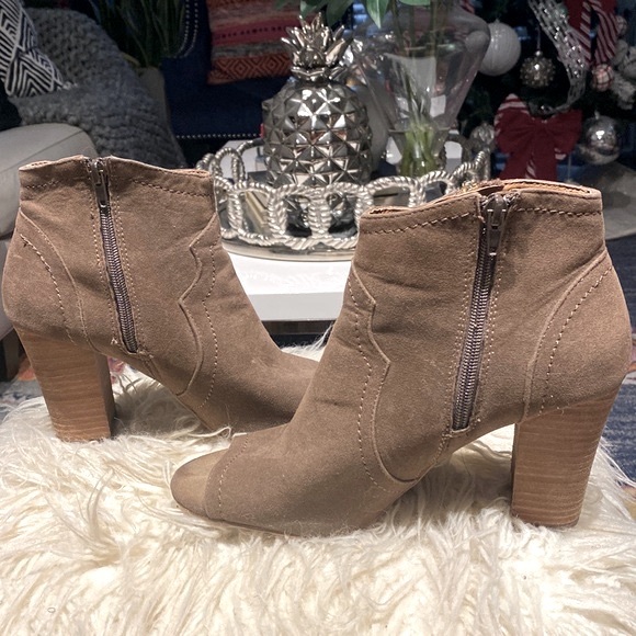 Open toe booties. Size 8.5 - Picture 6 of 7